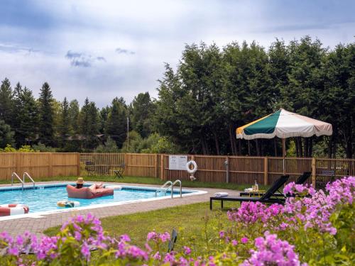 Bazén v ubytování Eastwind Hotel Lake Placid nebo v jeho okolí