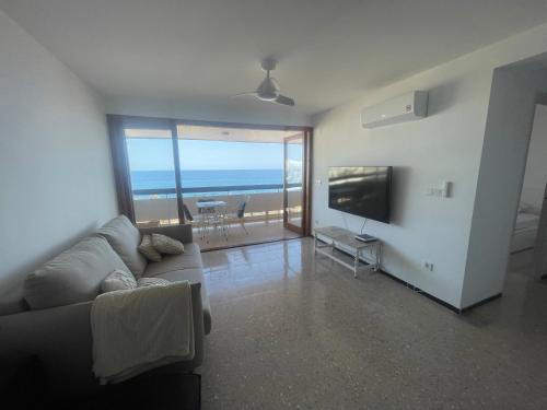 a living room with a couch and a flat screen tv at la casa de Adela - Cala lanuza in El Campello