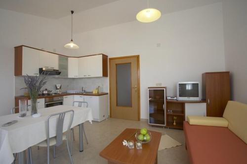 Kuchyňa alebo kuchynka v ubytovaní Apartment Liznjan 1
