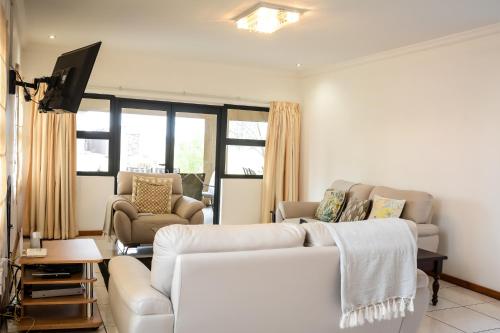 Area soggiorno di 288 Majestic View - Vaal De Gràce Golf Estate - Loadshedding Friendly