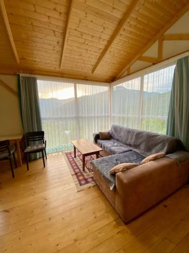 Posezení v ubytování Kontsikho Cottage in Mukhli, Ambrolauri