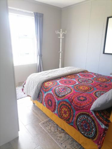 Postel nebo postele na pokoji v ubytování Muizenberg Mountain View Apartment