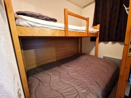 - 2 lits superposés dans une petite chambre dans l'établissement Résidence Melezets 1 - Studio pour 5 Personnes 46, à Modane