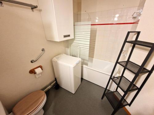 - une petite salle de bains avec des toilettes et une échelle dans l'établissement Résidence Melezets 1 - Studio pour 5 Personnes 46, à Modane