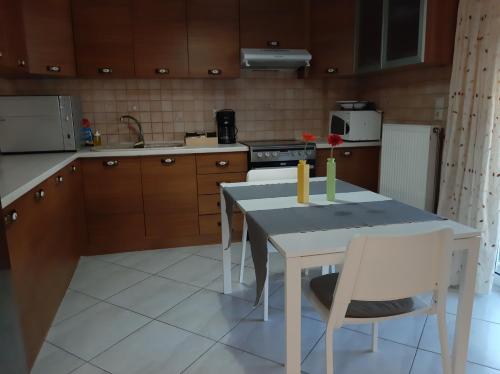 Η κουζίνα ή μικρή κουζίνα στο Skyline Vista - Sea View Apartment with Free Parking