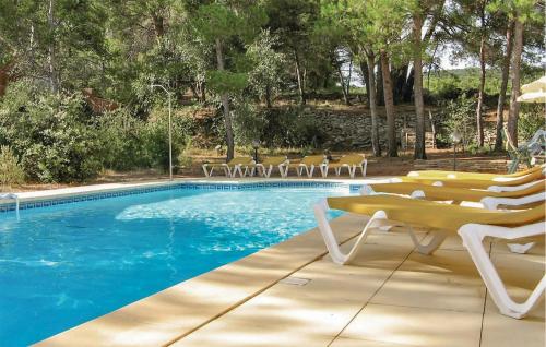 une piscine avec des chaises longues et une piscine dans l'établissement Nice Home In Cesseras With Wifi, à Cesseras