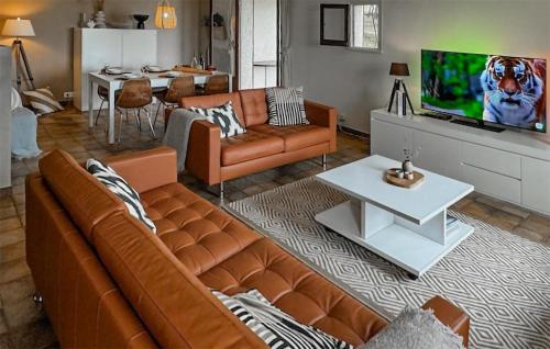 un salon avec un canapé et une télévision dans l'établissement Nice Home In Cesseras With Wifi, à Cesseras