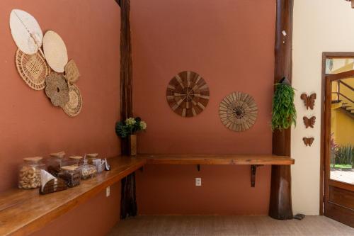 a room with a wooden table and some plates on the wall at Nova Pousada Don Pepe in Barra Grande