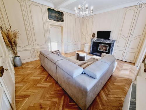 Photo de la galerie de l'établissement Louez une Maison de Maître pour 11 Pers. à Arneke - Jardin, WiFi et Proche Commerces - FR-1-510-219, à Arnèke