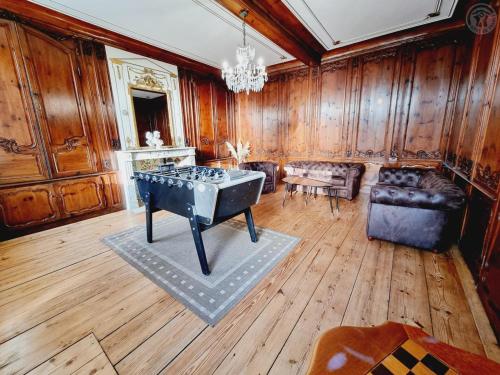 Photo de la galerie de l'établissement Louez une Maison de Maître pour 11 Pers. à Arneke - Jardin, WiFi et Proche Commerces - FR-1-510-219, à Arnèke