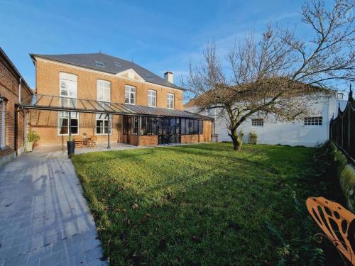 Photo de la galerie de l'établissement Louez une Maison de Maître pour 11 Pers. à Arneke - Jardin, WiFi et Proche Commerces - FR-1-510-219, à Arnèke