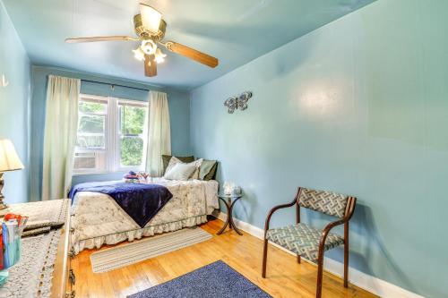 Postel nebo postele na pokoji v ubytování 4 Mi to Dtwn Cozy Townhome in Baltimore!