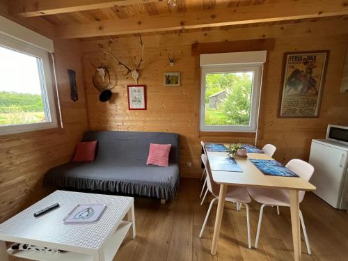 - une chambre avec une table et un lit dans une cabine dans l'établissement Chalet au calme avec terrasse sur belle propriété, à Saint-Denis-sur-Ouanne