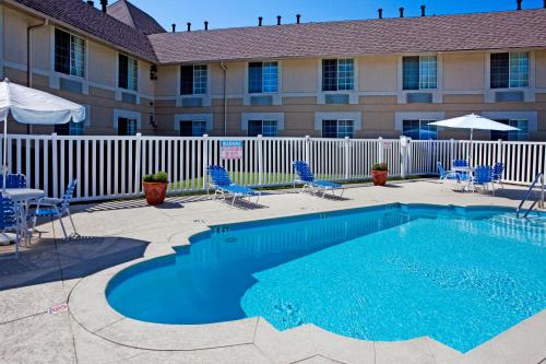 a swimming pool in front of a building at Baymont Inn & Suites Braselton in Braselton