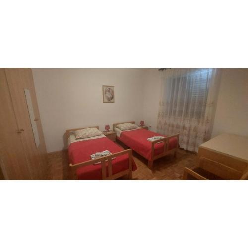 Ένα ή περισσότερα κρεβάτια σε δωμάτιο στο Apartman Dino