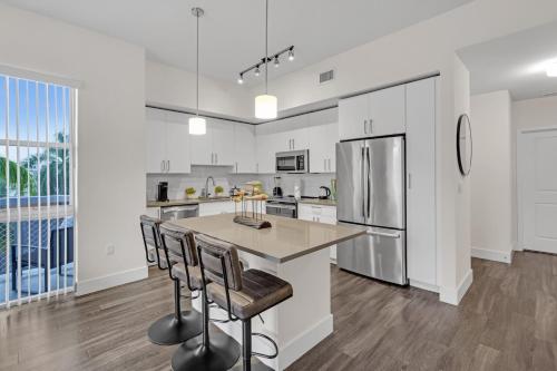 Bright and Airy 2 Bed on Biscayne Blvd with Free Park photo 12