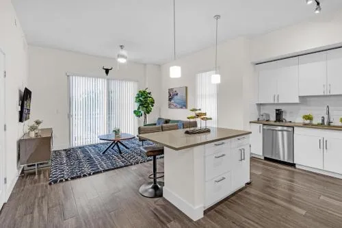 Bright and Airy 2 Bed on Biscayne Blvd with Free Park photo 1