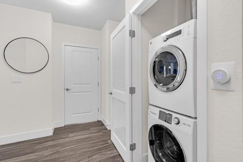 Bright and Airy 2 Bed on Biscayne Blvd with Free Park photo 18