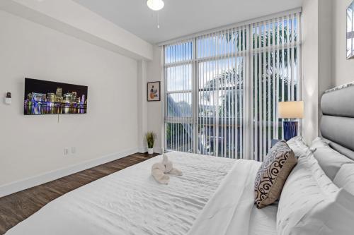 Bright and Airy 2 Bed on Biscayne Blvd with Free Park photo 24