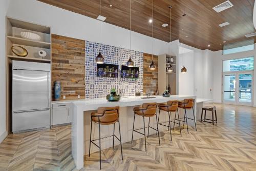 Bright and Airy 2 Bed on Biscayne Blvd with Free Park photo 34