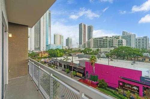Bright and Airy 2 Bed on Biscayne Blvd with Free Park photo 36