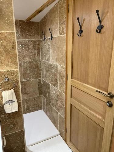 La salle de bains est pourvue d'une douche, de toilettes et d'une porte. dans l'établissement Studio Les Chênes Verts proche Gorges de l'Ardèche, à Labastide-de-Virac