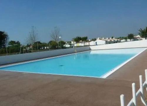 une piscine d'eau bleue vide dans l'établissement Petite Ferme Marine, à Bretignolles-sur-Mer
