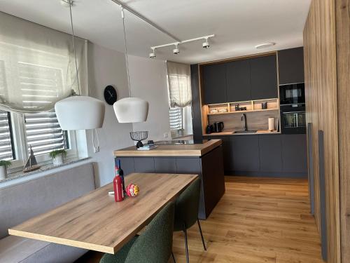 a kitchen with a wooden table in a room at Apartment Deluxe Ossiacher See - Gerlitzen in Sattendorf