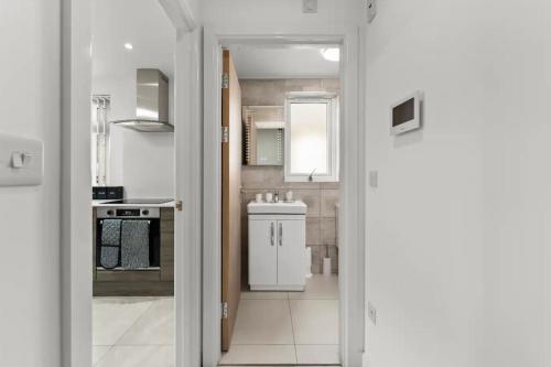Un baño de A Stylish Luxury 2 Bedroom Duplex Apartment