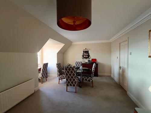 una sala da pranzo con tavolo e sedie di The Angel Posting House & Livery a Guildford