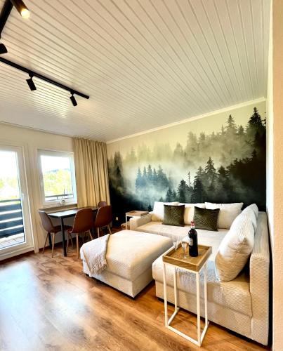 ein Wohnzimmer mit Sofa und Tisch in der Unterkunft Apartment No 307 in Küstelberg - 7 min bis Winterberg - Skifahren - Wandern - Erholen in Medebach