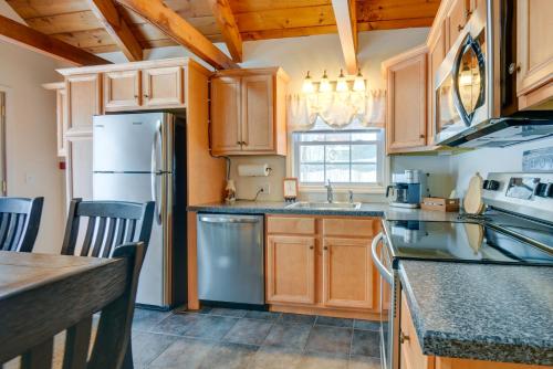 Η κουζίνα ή μικρή κουζίνα στο Cozy Tuftonboro Home with Deck - Walk to Beaches!