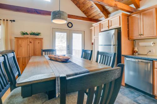 Η κουζίνα ή μικρή κουζίνα στο Cozy Tuftonboro Home with Deck - Walk to Beaches!
