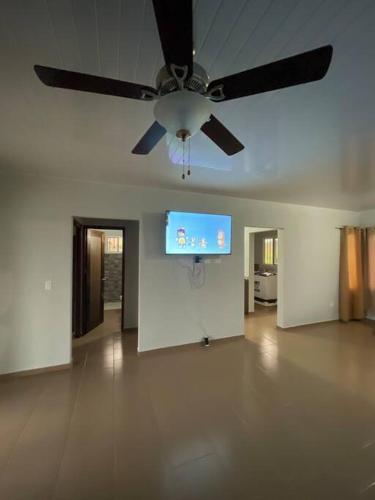 Casa Familiar cerca a todoにあるテレビまたはエンターテインメントセンター