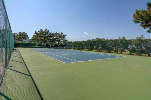 Tenis a/nebo squash v ubytování Epic Abode by Sea Scape Properties nebo okolí