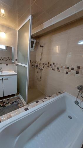 y baño con ducha y bañera. en Dar Hayati, en Fez