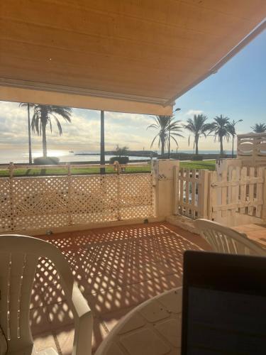 a balcony with chairs and a view of the ocean at Apartamento primera línea de playa in Port Saplaya