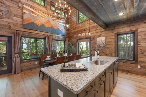 Φωτογραφία από το άλμπουμ του Beary Luxe - Brand New Arcade Pool Spa Retreat σε Cove Creek Cascades