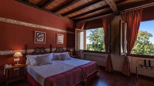 A bed or beds in a room at Hotel Real Monasterio de San Zoilo