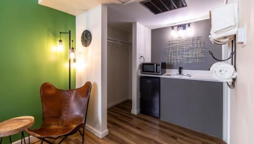 Η κουζίνα ή μικρή κουζίνα στο Modern Motel