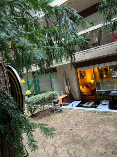 - une vue sur une maison avec une table dans la cour dans l'établissement appartement Paris, à Paris