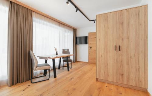 グロースアルルにあるModerne Ferienwohnungのテーブルと椅子、スライドドアが備わる客室です。
