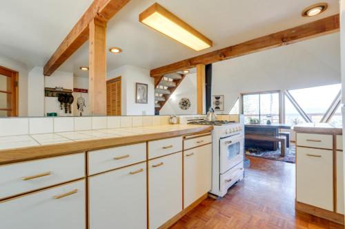 Η κουζίνα ή μικρή κουζίνα στο Off-Grid Geodesic Dome Nevada City House with Views