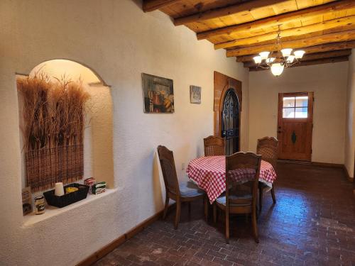 Χώρος καθιστικού στο Red Mountain Manor vineyard and guesthouse