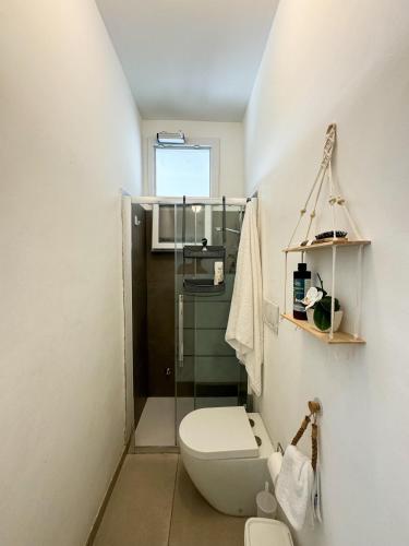 ein kleines Badezimmer mit Toilette und Dusche in der Unterkunft Vento del mar Scirocco in San Cataldo