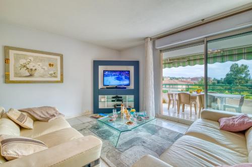 un salon avec deux canapés et une table en verre dans l'établissement Appartement Le Sambora - Happy Rentals, à Fréjus