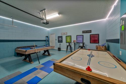 una stanza con tavolo da biliardo e da ping pong di Lazy River Game Room heated pool 10Mi to Disney a Davenport