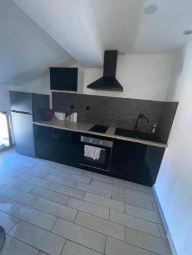 une cuisine avec un évier et une cuisinière dans l'établissement Apparemment - Love Room, à Hagondange