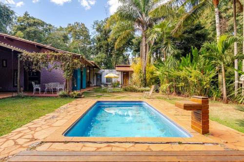 a swimming pool in the backyard of a house at Casa Quereres - autenticidade e afeto in Brumadinho