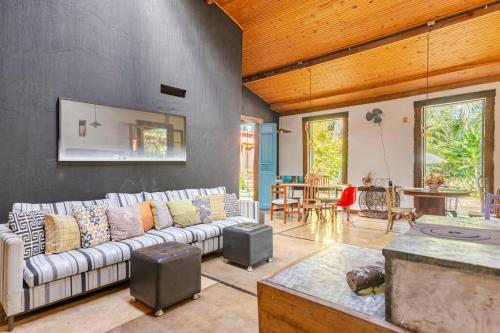 a living room with a couch and a table at Casa Quereres - autenticidade e afeto in Brumadinho